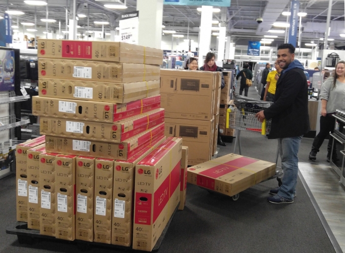 미국 뉴욕에 있는 베스트바이 매장에서 소비자가 LG전자 TV를 구입하고 있는 모습 [사진=LG전자]
