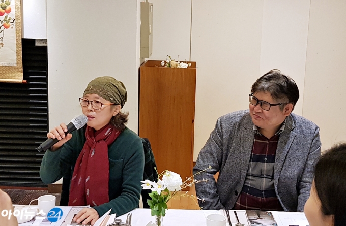 ‘해피랜드’ ‘느낌은 멈추지 않는다’ 출간 기자간담회에 참석한 김해자 시인(왼쪽)과 안주철 시인.