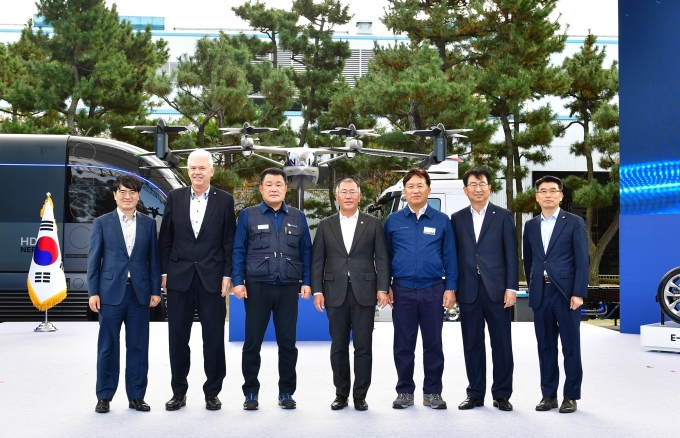 지난달 30일 현대차 울산공장에서 열린 '친환경 미래차 현장방문' 행사 종료 후 현대차그룹 관계자들이 기념촬영을 갖고 있다. 왼쪽부터 현대차 공영운 사장, 알버트 비어만 사장, 이상수 지부장, 정의선 회장, 하언태 사장, 이원희 사장, 기아차 송호성 사장. [현대자동차]