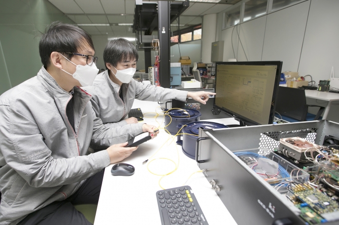 서울 서초구 KT연구개발센터에서 KT 연구원들이 양자 채널 자동 절체 복구 기술을 테스트 하고 있다. [KT]