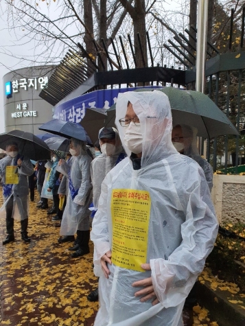 한국지엠협신회가 한국지엠 서문에서 임단협 타결을 촉구하는 피켓시위를 진행했다. [한국지엠협신회]