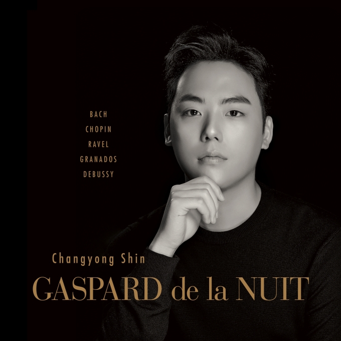 '젊은 거장’으로 자리매김한 피아니스트 신창용이 국내 첫 공식 앨범 ‘GASPARD de la NUIT’를 20일 발매한다. 바흐부터 쇼팽, 라벨, 그라나도스, 드뷔시까지 폭넓은 레퍼터리를 담았다.