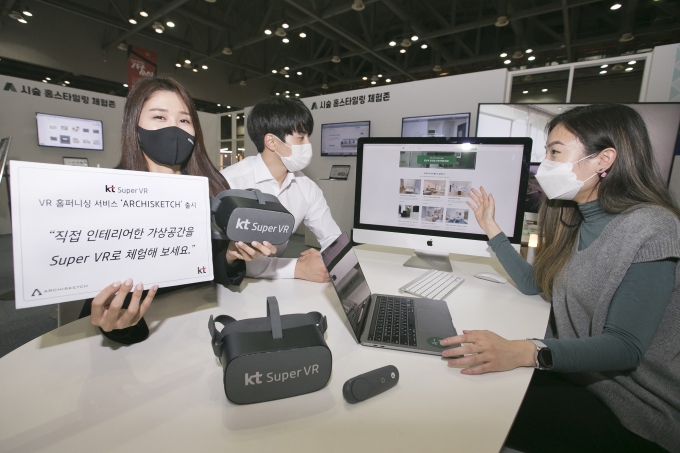 19일 일산 킨텍스에서 열린 한국국제가구 및 인테리어산업대전에서 행사 관계자가 KT 슈퍼VR 기반의 VR 홈퍼니싱 서비스 '아키스케치'를 소개하고 있는 모습 [출처=KT]