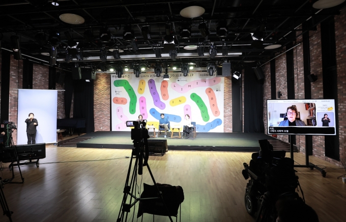 ‘무장애예술주간:No Limits in Seoul’의 탭톡 세션3에서 영국의 희곡작가 케이트 오라일리가 온라인중계로 참여해 장애예술의 역사와 희곡에 대해 주제발표와 토론을 벌이고 있다. 