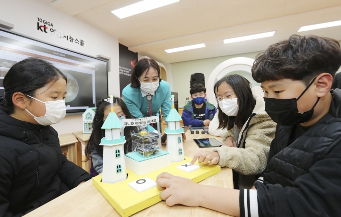 경북 의성군 안계면 안계초등학교에서 안계초 학생들이 AI 코딩팩과 오조봇을 활용해 AI 코딩 수업을 진행하고 있다. [출처=KT]