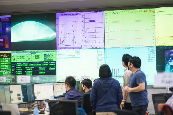 한국핵융합에너지연구원 KSTAR연구센터 연구원들이 플라즈마 실험을 진행하고 있다.[핵융합연]