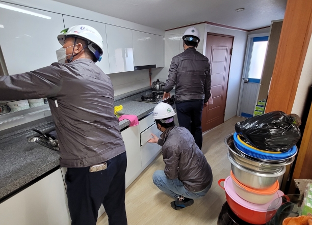 반도건설 관계자들이 보수공사가 완료된 주택의 주방을 점검하고 있다.  [사진=반도건설]