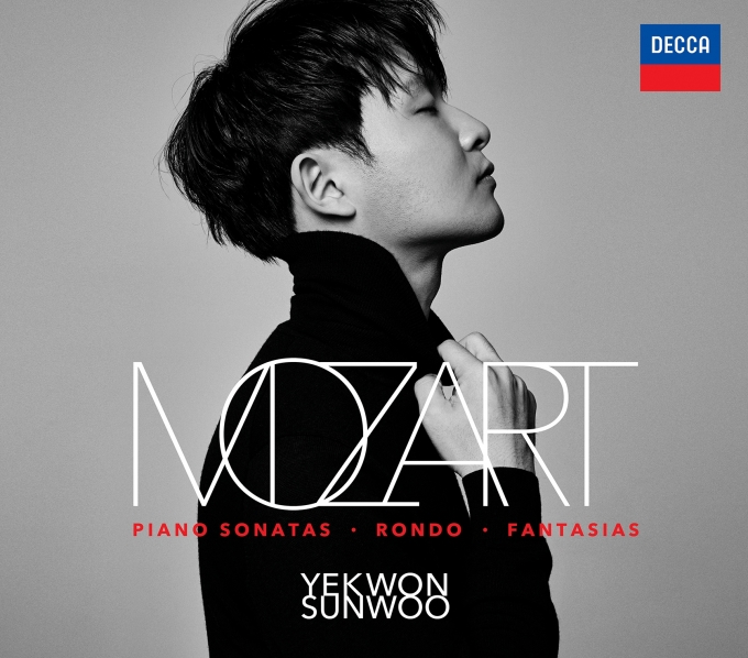 피아니스트 선우예권이 데카 레이블에서 첫 스튜디오 앨범 ‘모차르트(MOZART)’를 24일 발매했다.