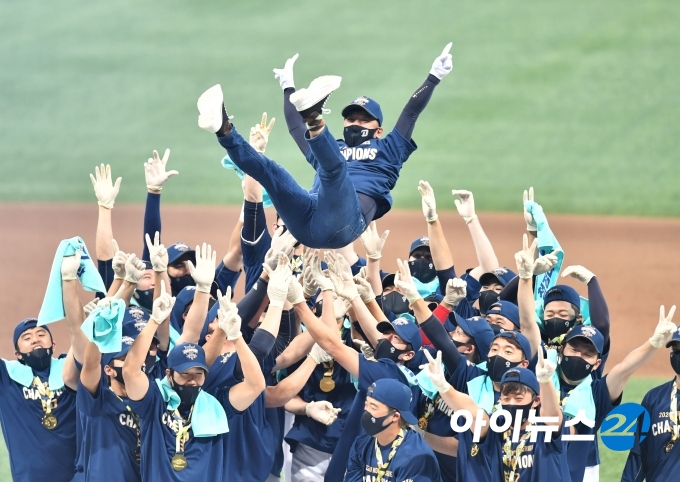  NC가 창단 첫 한국시리즈 우승을 차지한 가운데 시상식에서 김택진 구단주가 선수들에게 헹가래를 받고 있다. [사진=정소희 기자]