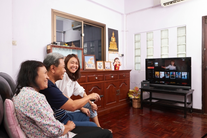태국 현지 가정에서 가족들이 KT 올레TV 플랫폼이 적용된 3BBTV GIGATV를 시청하고 있다 [출처=KT]