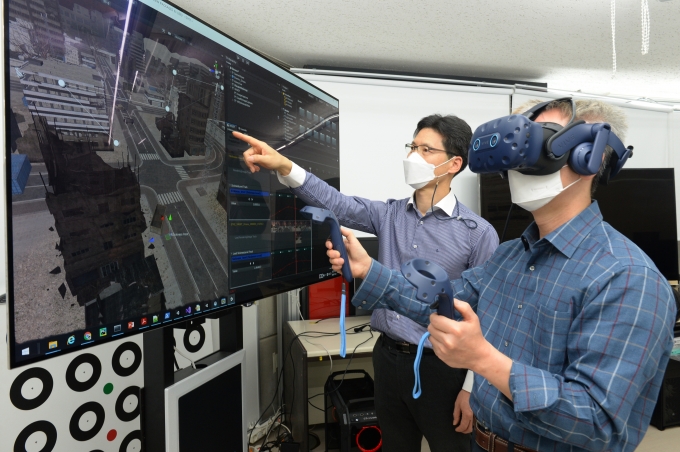ETRI 연구진이 개발한 VR 멀미 정량화 분석 기술을 이용해 멀미가 저감된 콘텐츠를 체험하고 있는 모습 [ETRI]