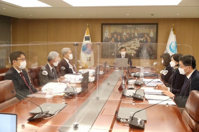 이주열 한국은행 총재(가운데)가 11월 금융통화위원회를 주재하고 있다. [사진=한국은행]