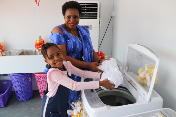 나이지리아 현지 주민들이 무료 세탁방에서 세탁기를 체험하고 있다.  [사진=LG전자]