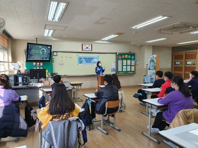 '푸른코끼리' 전문강사가 서울탑동초등학교 6학년 학생들을 대상으로 사이버 폭력 예방 교육을 실시하고 있다. [사진=삼성전자]