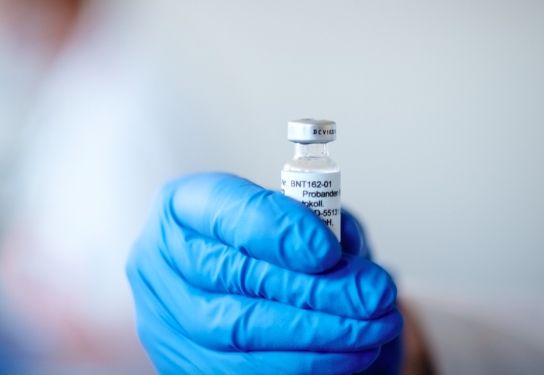 화이자와 바이온테크가 공동 개발한 코로나19 백신 접종이 영국에서 시작 됐다 [바이온테크]