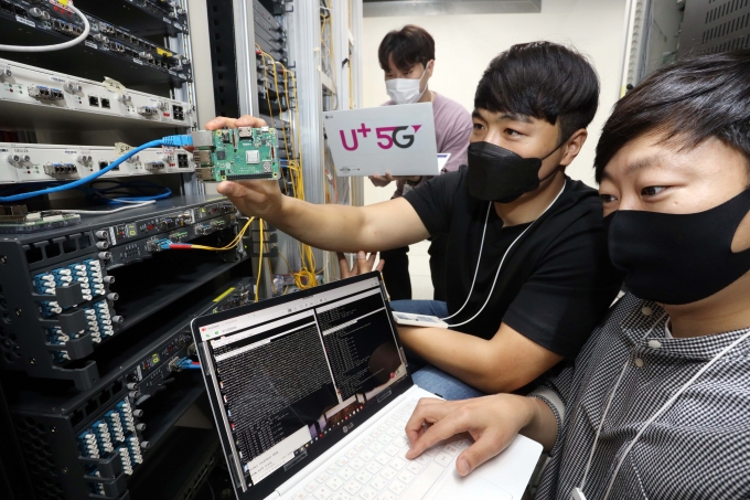 LG유플러스 직원들이 양자내성암호 기술을 검증하고 있는 모습. [LGU+]