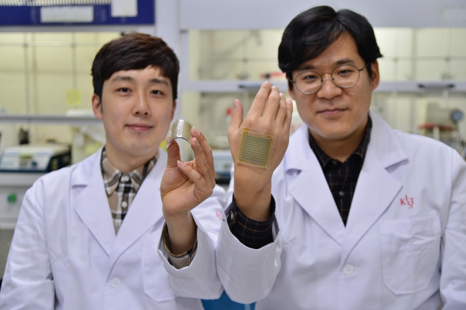 KIST 조현 학생연구원(좌), 이병문 박사(우)가 자유로운 변형이 가능하고 피부에 밀착 가능한 유연 열전소자의 유연성을 테스트하고 있다. [KIST]