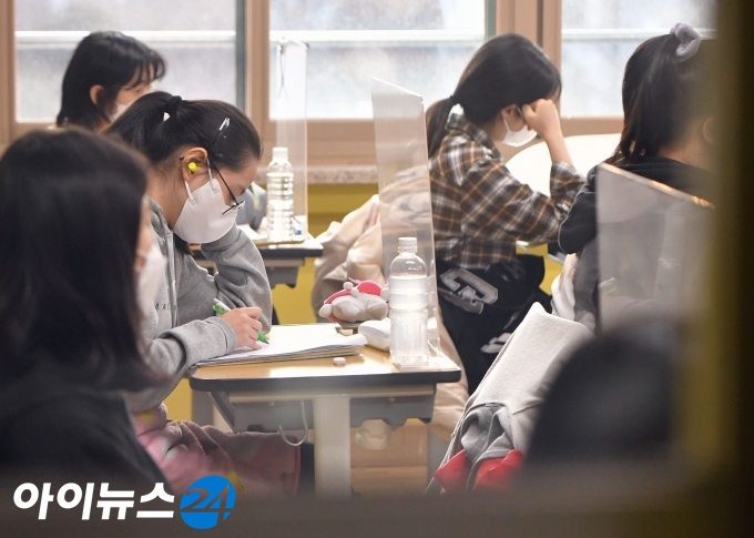 2021학년도 대학수학능력시험일인 3일 오전 서울 영등포구 여의도여자고등학교 시험장에 입실한 수험생들이 1교시 시험을 앞두고 준비하고 있다. [아이뉴스24 DB]