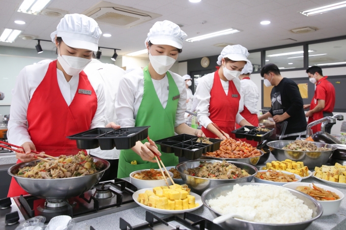 티웨이항공 직원들이 사랑의 도시락 나눔 봉사활동을 진행했다. [티웨이항공]