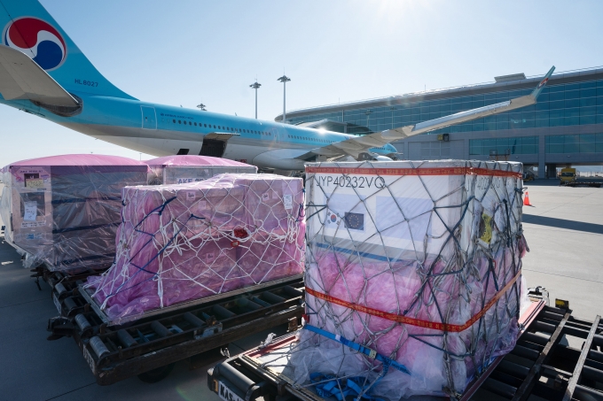 지난 12월 8일 KE925편 인천발 네덜란드 암스테르담 행 여객기에 컨테이너 및 드라이아이스를 포함한 코로나 백신 원료 약 800kg을 탑재하고 있는 모습. [대한항공]