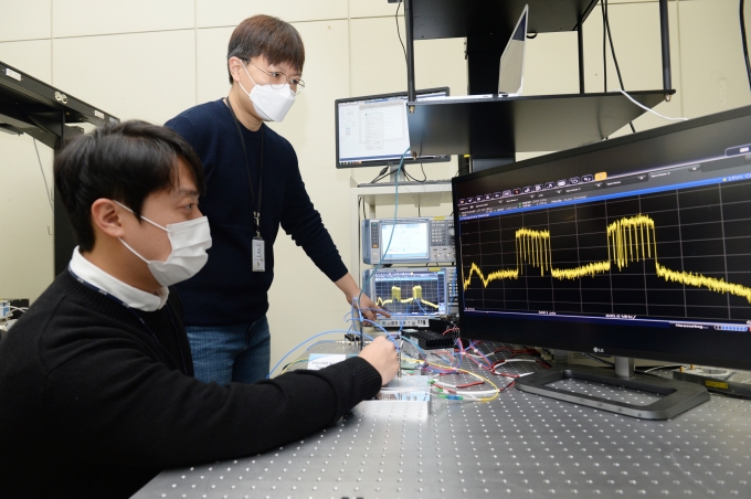 ETRI 연구진이 개발한 5G 광중계기 기술 성능을 점검하고 있는 모습. (좌측부터) 성민규 연구원, 김언상 연구원 [ETRI]