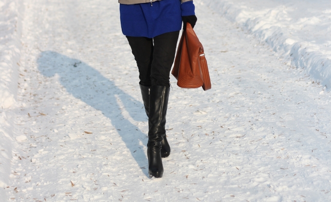 롱 부츠 등 겨울 패션 아이템이 자칫 질환을 일으킬 수 있어 주의해야 한다. [힘찬병원/게티이미지뱅크]