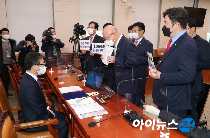 변창흠 국토교통부 장관 후보자 인사청문회가 23일 서울 여의도 국회에서 열린 가운데 국민의 힘 의원들이 변 후보자에게 피켓을 들고 항의하고 있다. 