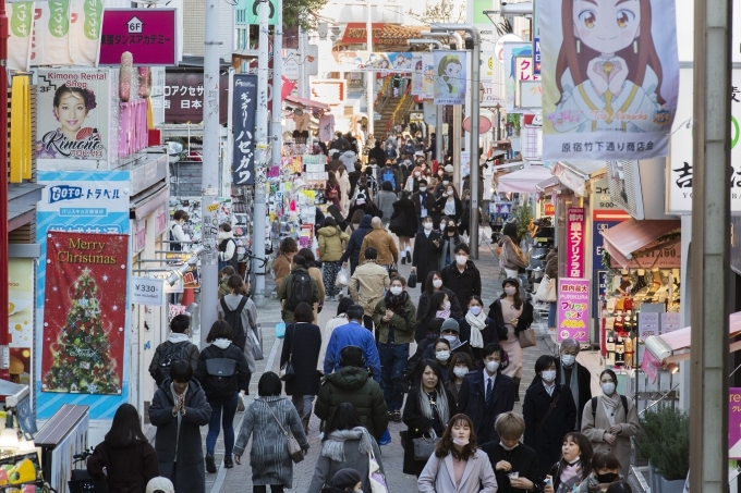 일본 도쿄 거리를 마스크를 쓴 사람들이 걷고 있다. [도쿄=AP 뉴시스] 