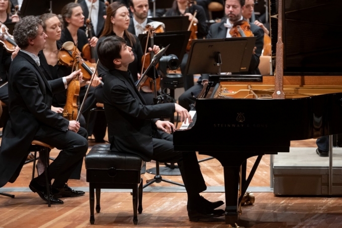 피아니스트 조성진이  안드리스 넬손스가 지휘하는 베를린 필하모니 오케스트라와의 온라인 공연을 1일 밤 공개한다.