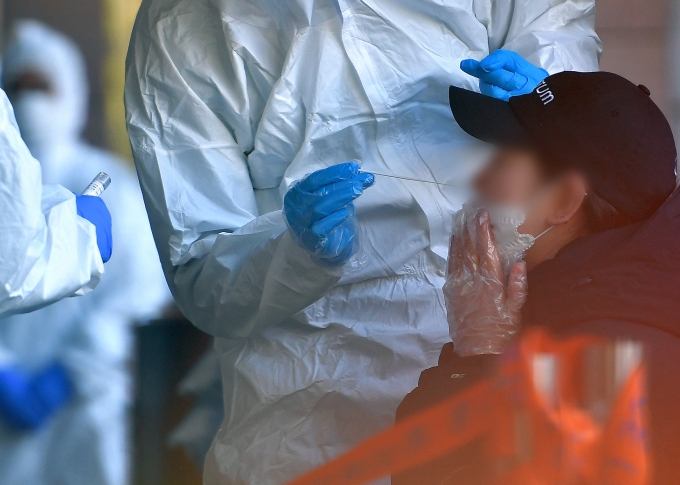 지난해 3월 서울 구로구에 위치한 보험사 콜센터에서 코로나19 집단 감염이 발생하자 선별진료소에서 검사를 실시하고 있다. [사진=조성우 기자]