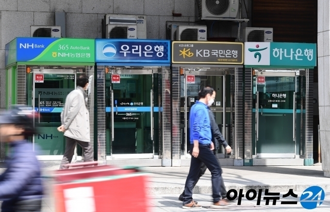 서울 중구의 한 거리에 국내 시중은행의 현금자동입출금기(ATM)가 나란히 설치돼 있다.  [사진=아이뉴스DB]