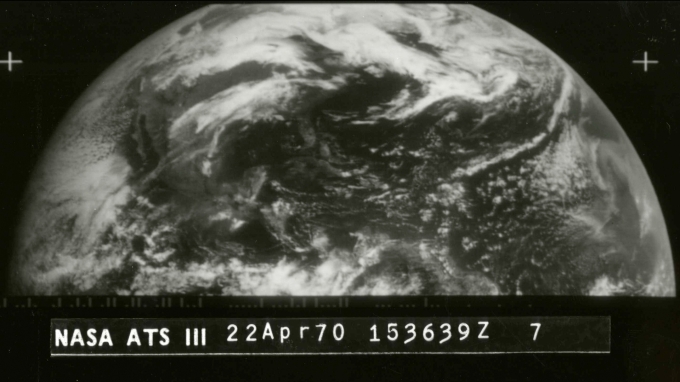 ▲1970년 4월 22일 ATS-3 위성이 우주에서 찍은 지구. 첫 '지구의 날' 이었다. 지구 환경을 보호하자는 목적으로 만들어진 세계 기념일이다. [NOAA]