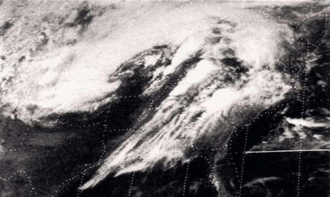 ▲1974년 미국에는 강력한 토네이도가 발생했다. '슈퍼 아웃브레이크(Super-Outbreak)'라 부른다. 1974년 4월 이틀 동안 약 140개에 이르는 토네이도가 동시다발적으로 발생했다. 깔때기 모양의 매우 강력한 회오리 바람인 토네이도는 미국에서 공포의 대상이다.  [NOAA]