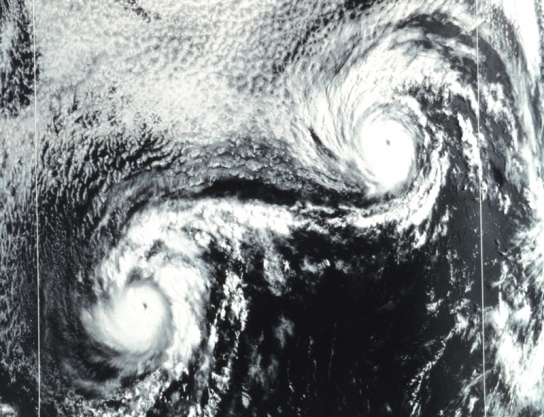 ▲1974년 두 개의 허리케인이 동시에 발생했다. 서로 영향을 끼치는 이른바 '후지와라 효과'를 보여준다.  [NOAA]