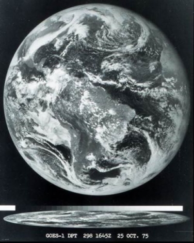 ▲1975년 10월 GOES-1 위성이 발사됐고 우주에서 찍은 첫 번째 지구.  [NOAA]