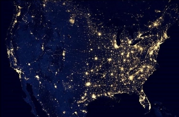 ▲밤은 불빛의 다른 말일까. 밤이 깊을수록 불빛은 더 빛난다. 2012년 우주에서 본 미대륙의 밤이다.   [NOAA]