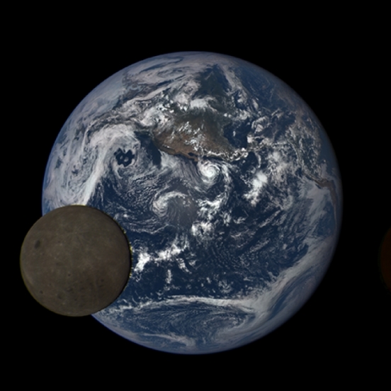 ▲2015년 심우주기후관측 위성이 찍은 달. 달 뒤편으로 지구가 보인다. [NOAA]