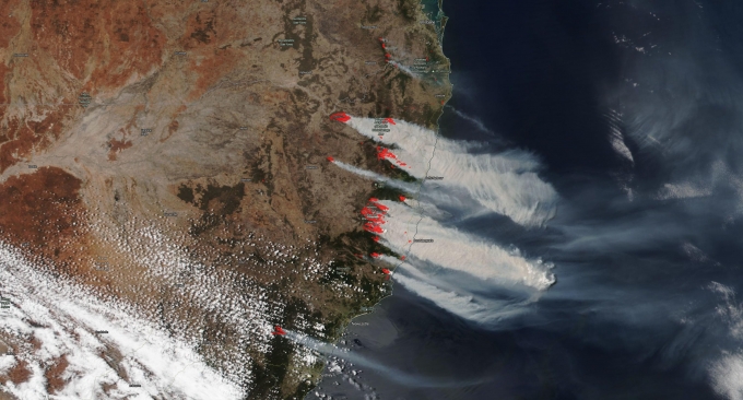 ▲2019년 호주에서 발생한 대형 산불은 우주에서도 확인이 될 정도였다.  [NOAA]