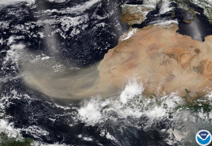 ▲2020년 발생한 사하라 먼지 폭풍. 이 먼지 폭풍은 수천 km 떨어진 남미에까지 영향을 끼쳤다.  [NOAA]