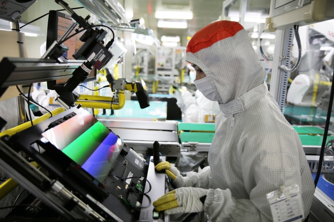 삼성디스플레이 동관(중국) 공장에서 한 직원이 고객사에 공급할 노트북용 OLED 제품의 품질 검사를 하고 있는 모습. [사진=삼성디스플레이]