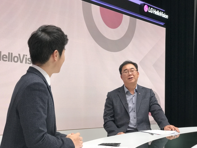 송구영 LG헬로비전 대표가 온라인 시무식에서 사회자 질문에 대답하고 있다.  [출처=LG헬로비전]