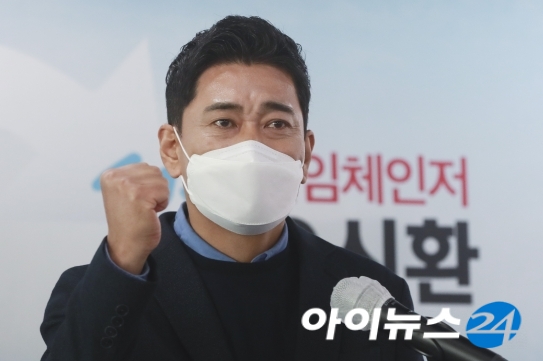 오신환 전 의원이 5일 오전 서울 여의도 국민의힘 당사에서 서울시장 출마 선언을 하고 있다.