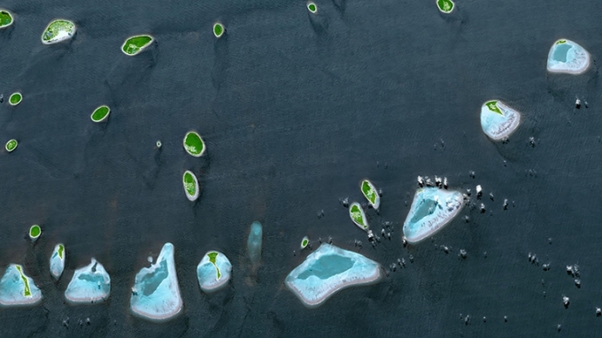 수천 개의 작은 섬들로 이뤄진 몰디브 공화국. 해발고도가 고작 1.5m에 불과하다. [NASA]