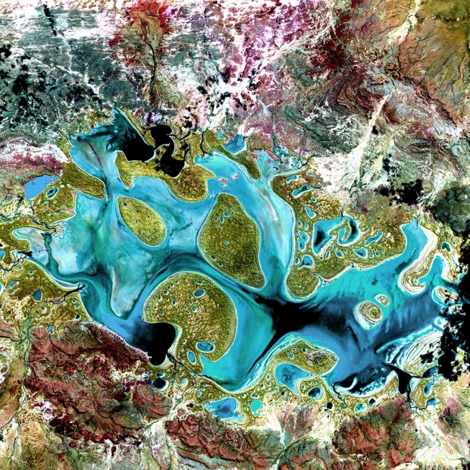 호주 서부에 있는 카네기 호수. 임시 호수로도 부른다. 많은 비가 왔을 때만 물로 가득 채워진다. 건조한 해에는 진흙투성이 습지로 변한다. [NASA]