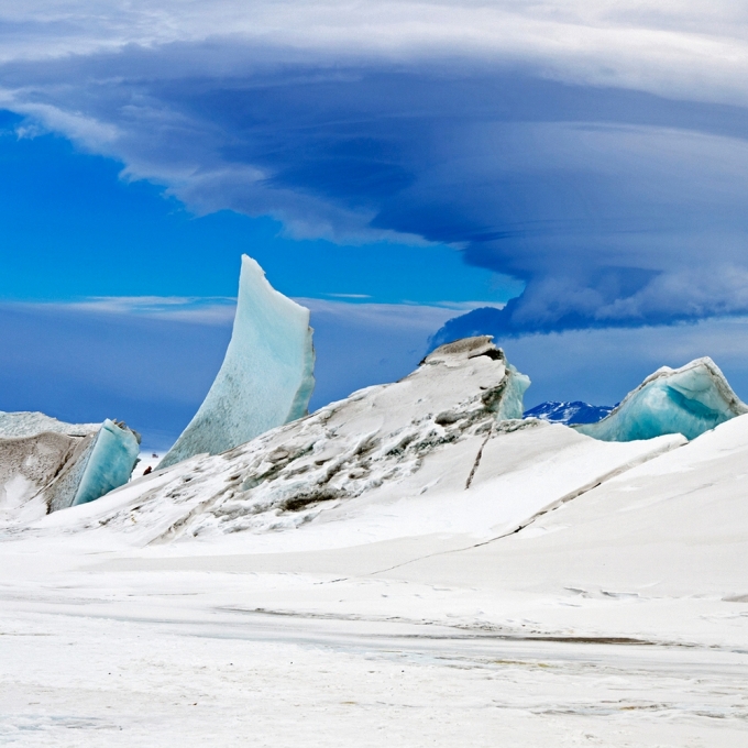 남극을 담은 아름다운 항공 사진. 맥머도에서 남서쪽으로 약 70km 떨어진 화산인 디스커버리 산 근처를 떠다니는 다층 렌즈 모양의 구름이 담겼다. [NASA]