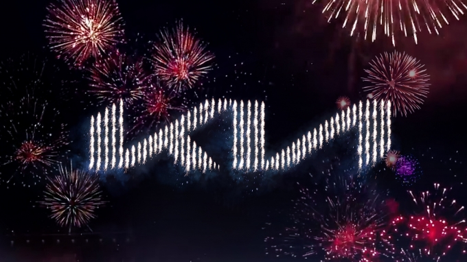 기아차 디지털 채널을 통해 진행된 언베일링 행사는 총 303대의 드론이 하늘에서 불꽃을 내뿜으며 기아차의 새로운 로고를 그리는 형식으로 진행됐다. [기아자동차]
