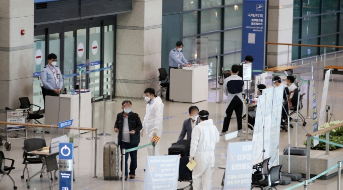 6일 오전 인천국제공항 제1여객터미널 입국장에서 방역 관계자들이 해외입국자들을 안내하고 있다.  [사진=뉴시스]