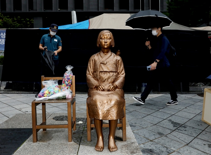 일본군'위안부' 피해자 기림의 날인 14일 오전 서울 종로구 옛 일본대사관 앞 평화의 소녀상 뒤로 시민들이 이동하고 있다. [사진=뉴시스]