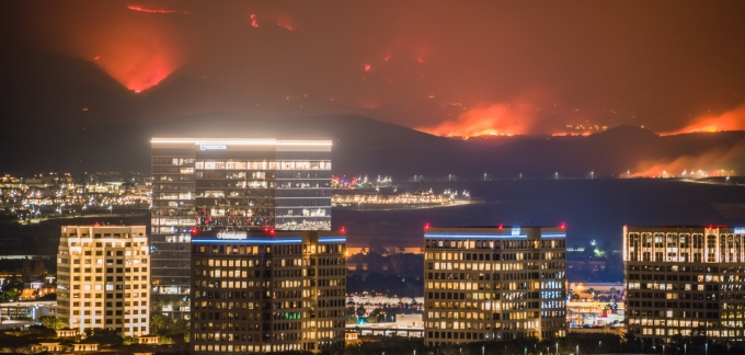 지난해 10월 26일 캘리포니아 어바인. 두 번의 화재가 발생해 9만 명이 넘는 사람들이 대피했다. 불빛으로 가득한 도시를 배경으로 격렬한 산불이 산을 불태우고 있다.  [NOAA]