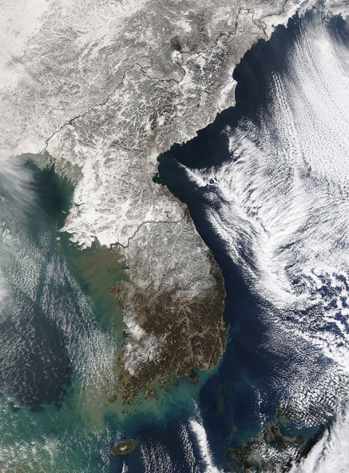 2010년 1월 3일 인공위성이 찍은 한반도. 서울을 비롯해 중부지방이 꽁꽁 얼어붙었다. [NASA]
